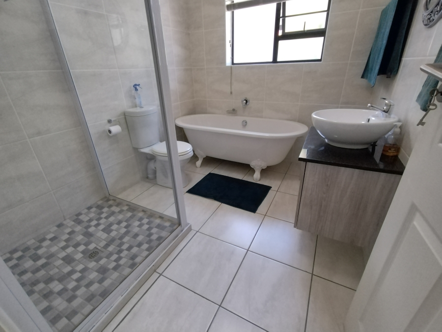 3 Bedroom Property for Sale in Wavecrest Eastern Cape